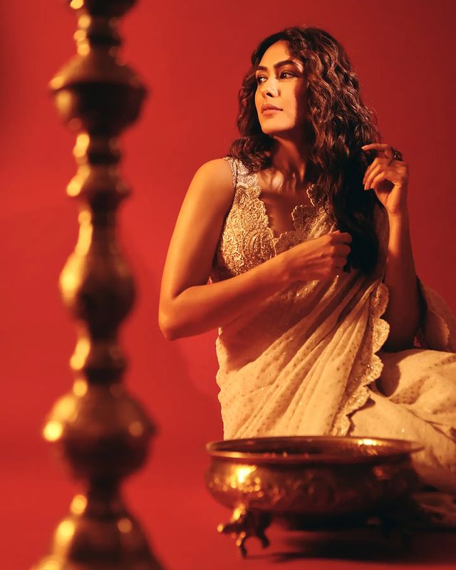 Mrunal Thakur: Mrunal Thakur spread the magic in saree, the hotness of the actress raised the temperature.