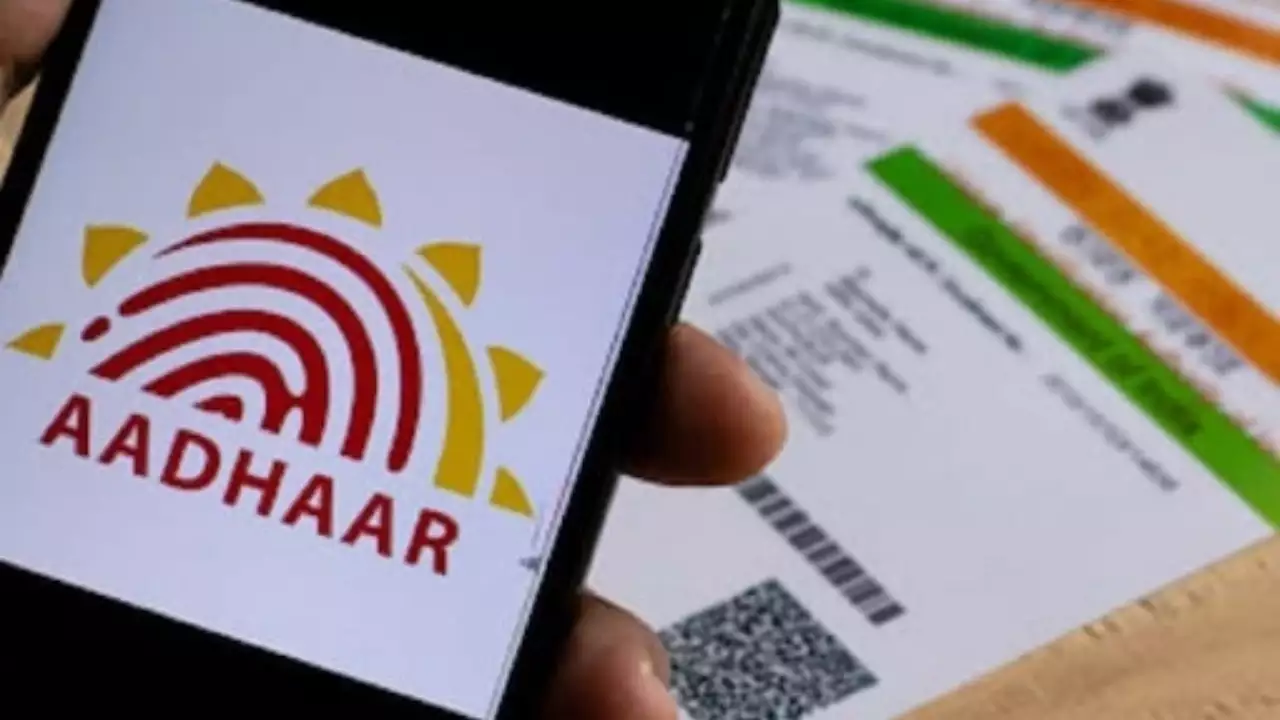 Aadhaar Card Photo Update : आधार कार्ड पर लगी फोटो करानी है चेंज, 100 रुपये का खर्च और हो जाएगा काम
