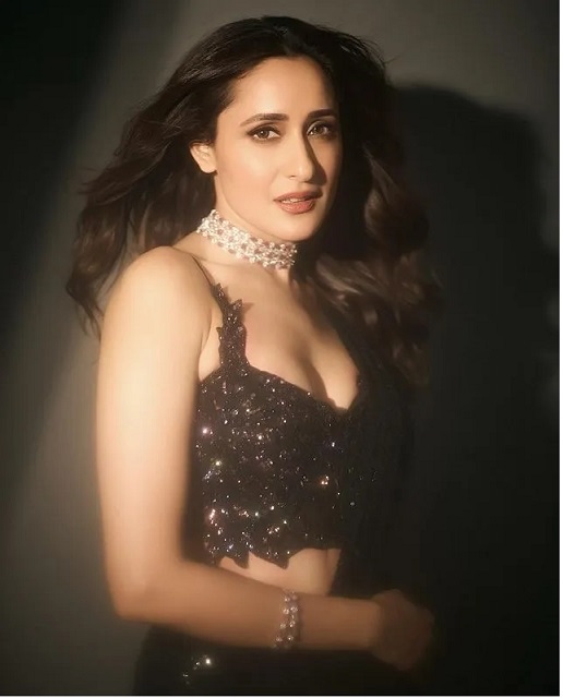 Pragya Jaiswal: Pragya Jaiswal showed her sizzling looks in black outfit.