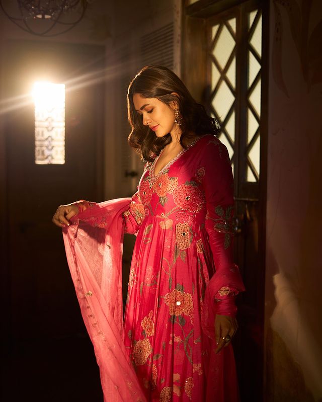 Mrunal Thakur: Mrunal Thakur showed pink love by wearing a pink suit