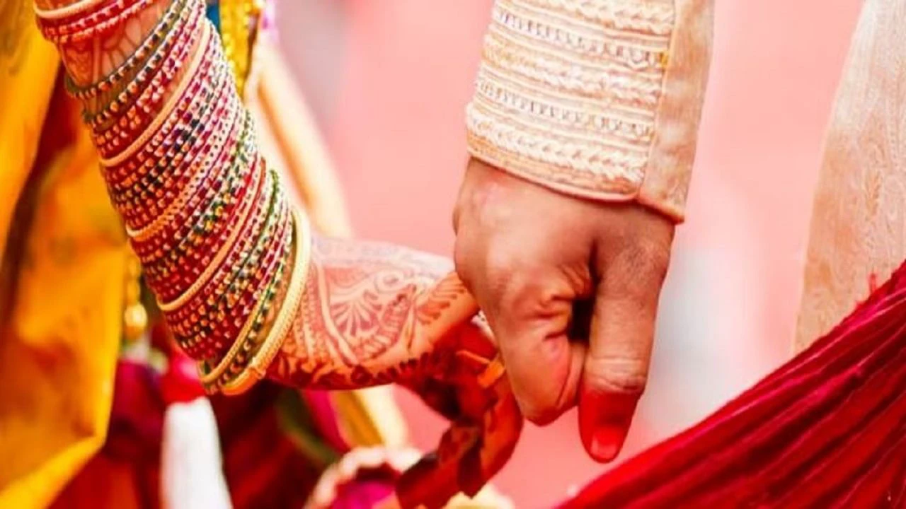 Wedding: He was taking 7 rounds with the bride on the mandap, then a 40 year old woman came with acid and threatened him, then....