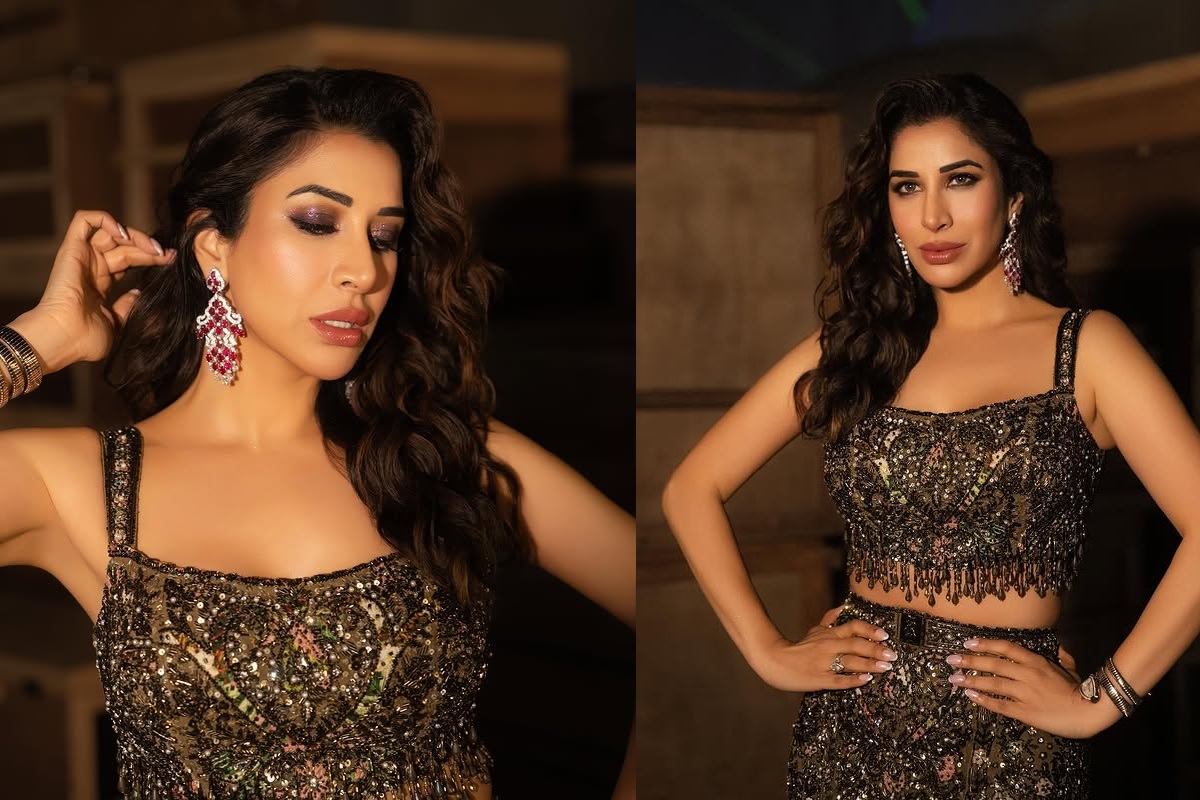 Sophie Choudry Bold Pics: Sophie Choudry's hot avatar seen in black revealing lehenga, stole the whole gathering with her beautiful style