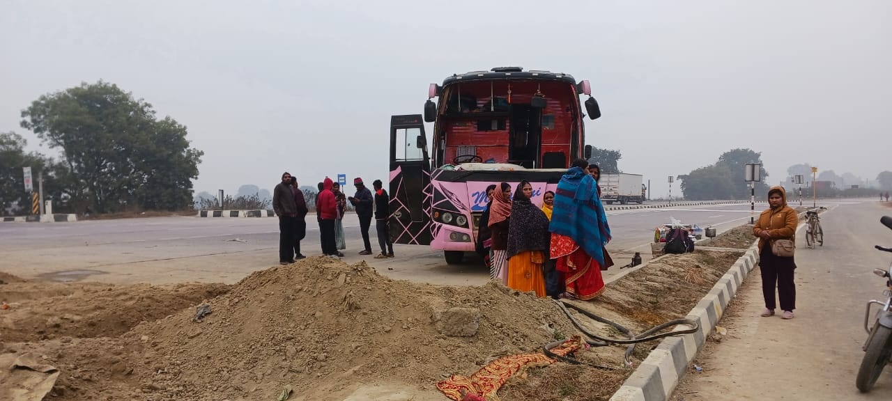 Sultanpur Bus Accident News: Passenger bus going from Chhattisgarh to Ayodhya met with accident, 39 passengers narrowly escaped.
